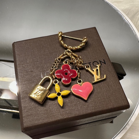 💕Louis Vuitton Charm Brooch💕